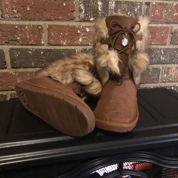 MICHAELS KORS BIG KIDS SIZE 3 BOOT’S 🥾| COLOR TAN. - Picture 3 of 11